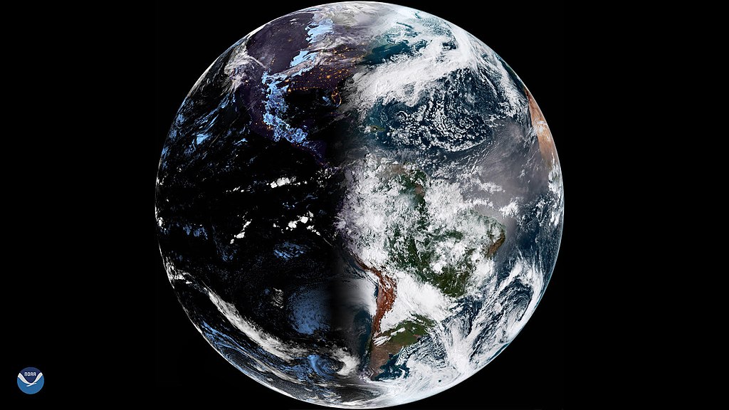 La Terre photographiée par satellite au moment du point vernal. On voit l'exacte moitié de nuit (à gauche) et l'autre moitié de jour.